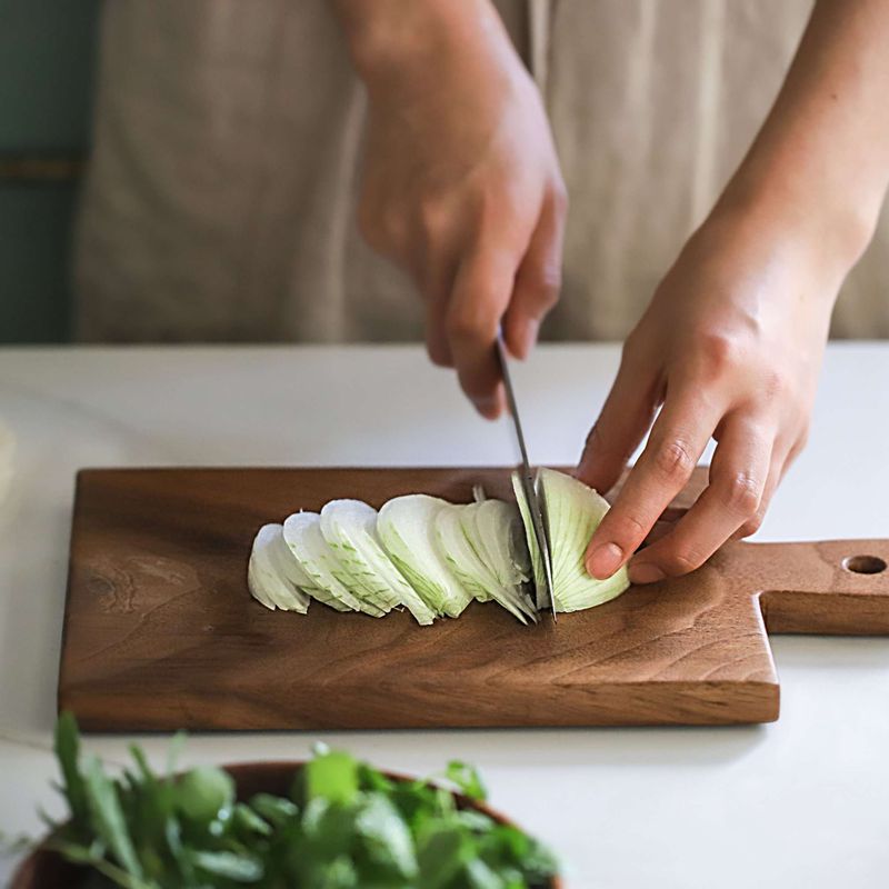 샐러드채소는 깨끗이 씻어 먹기 좋은 크기로 잘라 준비하고, 양파는 얇게 채썰어주세요.
