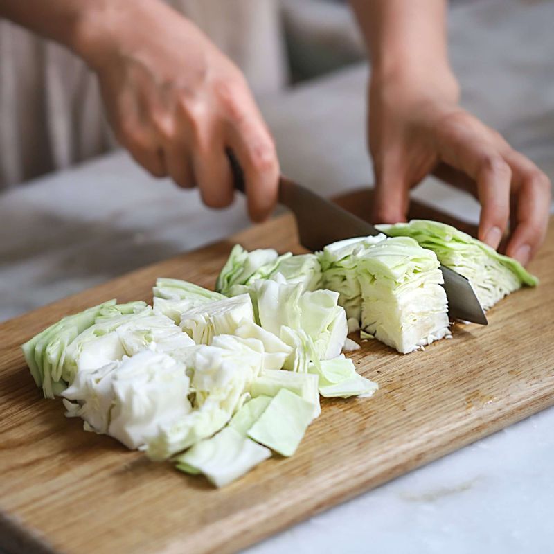 깨끗이 씻은 양배추는 한 입 크기로 썰어주세요. 부추는 4cm길이로 썰고, 양파는 채썰어주세요.