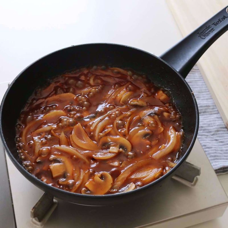 달군 팬에 버터를 두르고 마늘, 양파, 양송이를 넣은 후 볶다가 소스재료를 넣어 3분정도 끓여주세요.