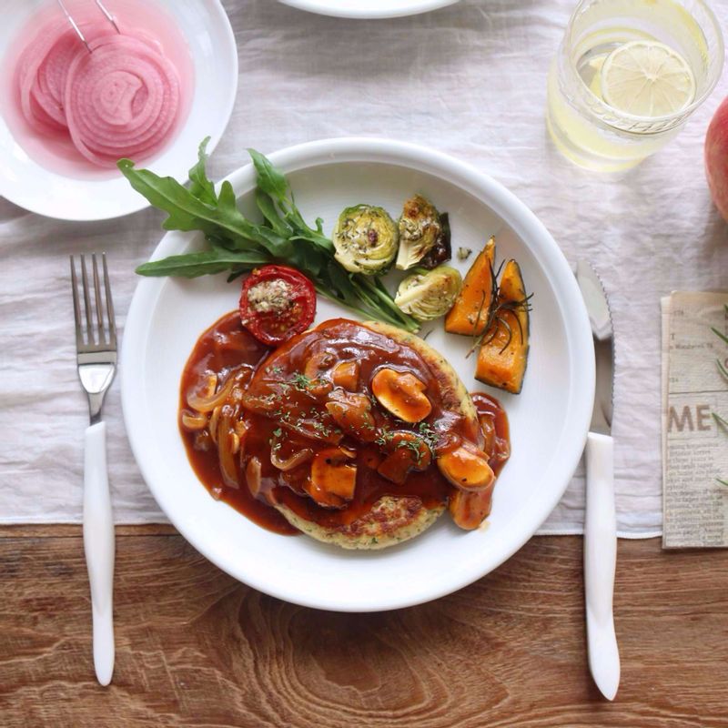 접시에 두부스테이크를 담고 소스를 올린 후 기호에 따라 곁들임 채소를 더해 즐겨주세요.