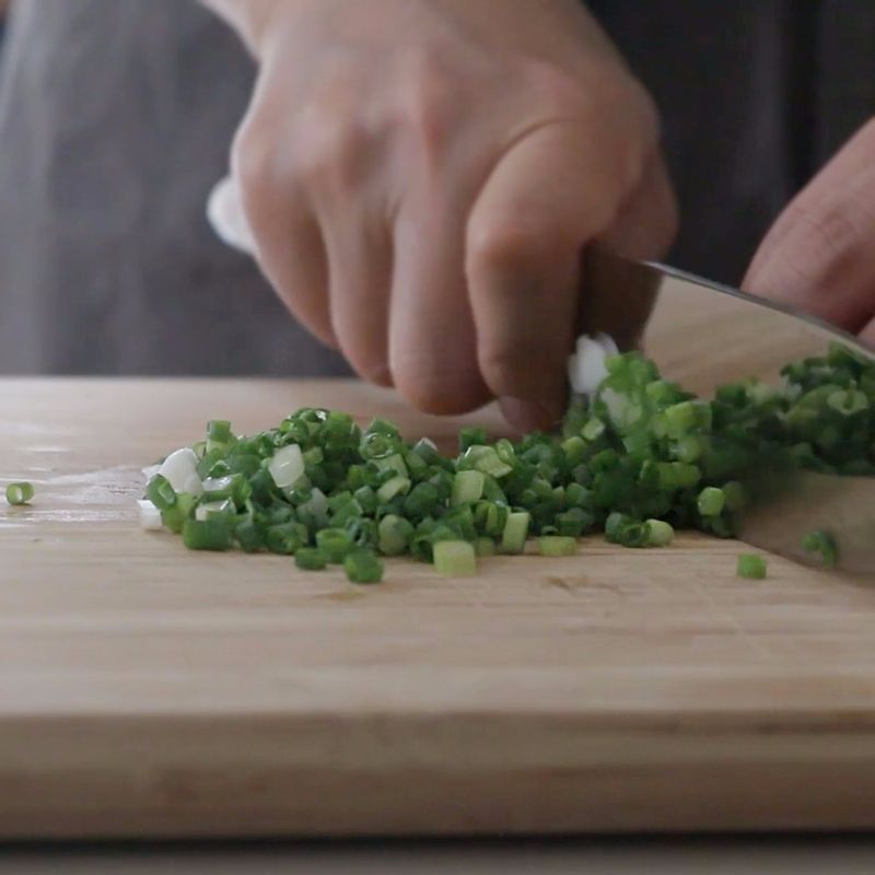 양파, 당근, 양송이는 잘게 다지고 실파는 송송 썰어주세요. 두부는 면보자기에 싸서 물기를 제거해주세요. 소스재료 중 양파는 채를 썰고, 양송이버섯과 마늘은 편으로 썰어주세요.