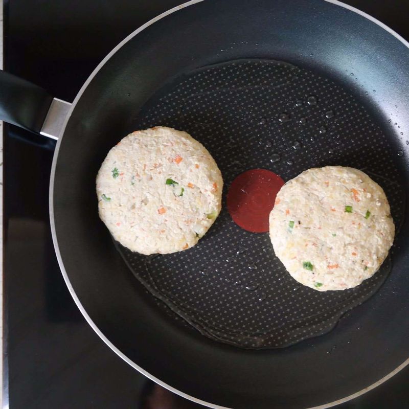 달군 팬에 올리브유 두른 후 두부스테이크를 올리고 중약불에서 앞뒤 노릇하게 구워주세요.