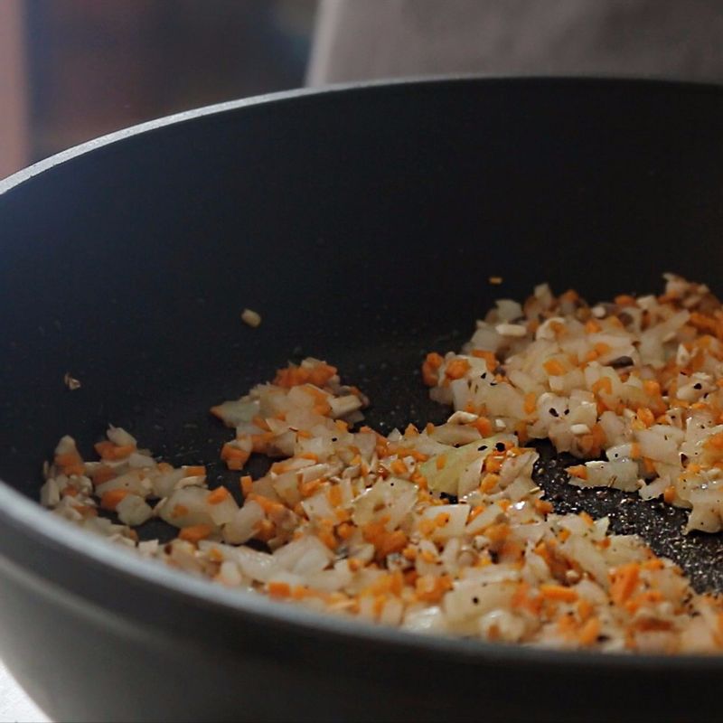 달군 팬에 잘게 다진 양파와 당근, 양송이를 넣고 약간의 소금, 후추로 밑간해서 볶아주세요.