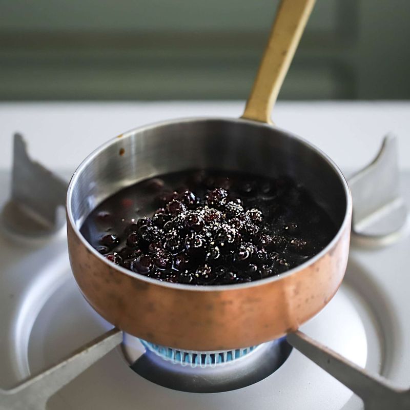 냄비에 콤포트 재료인 미국야생블루베리와 설탕을 넣어 중불에서 끓이면서, 분량의 반이 되도록 15~20분 정도 끓여주세요.
(* 미국야생블루베리를 사용하면 일반 블루베리보다 알이 작아 식감이 좋고, 같은 양을 섭취할 경우 일반 블루베리에 비해 2배의 항산화 성분을 섭취할 수 있답니다)