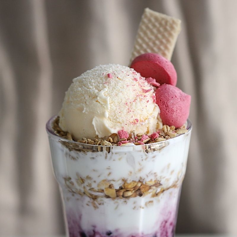 맨 위에 아이스크림을 한 스쿱 올린 후, 토핑재료들을 보기 좋게 꽂아주세요.