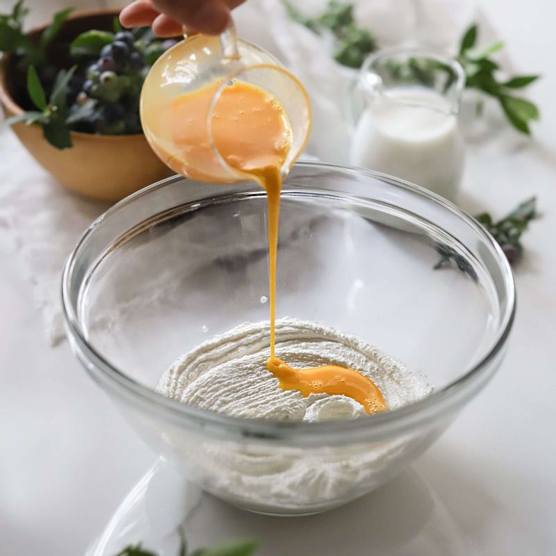 반죽에 달걀을 3~4번에 나눠 넣으며 부드러운 크림상태가 되도록 휘핑해주세요.