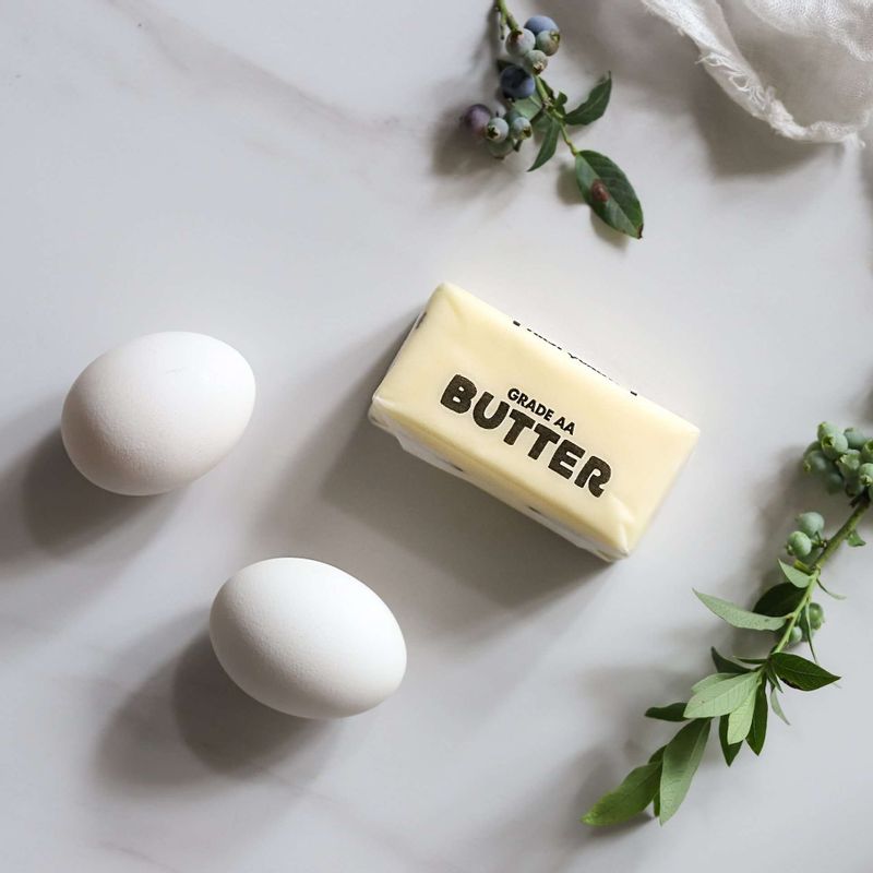 버터와 달걀은 냉장고에서 미리 꺼내어 실온 상태에 두고, 오븐은 180도로 예열해주세요.