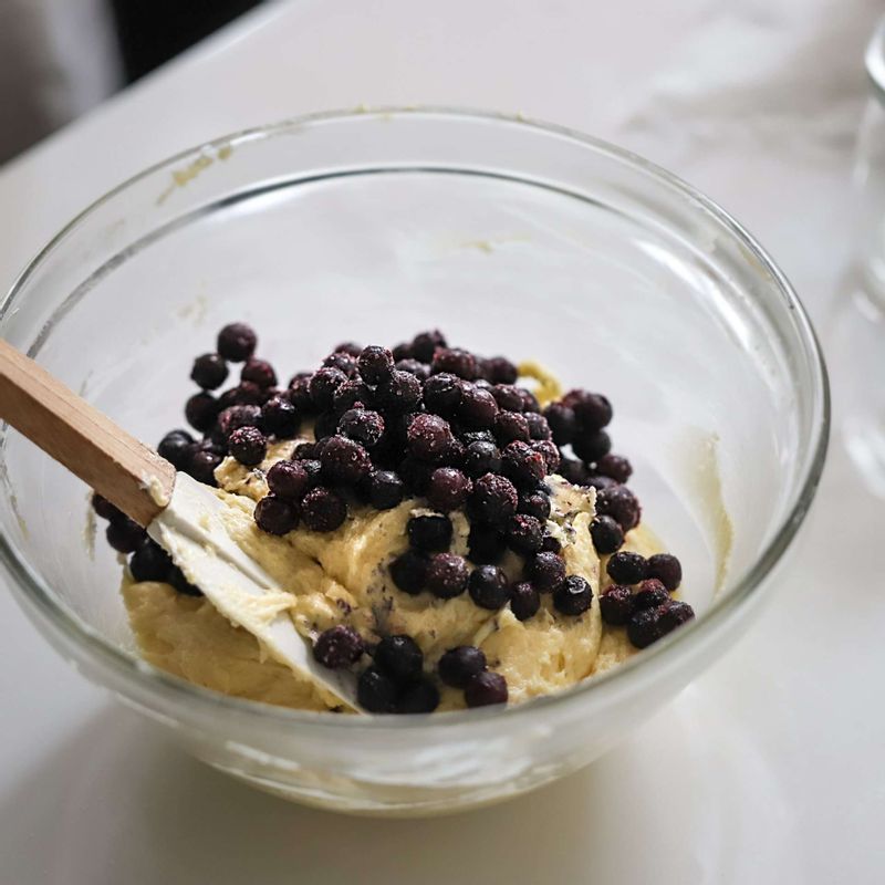 미국야생블루베리를 넣어 가볍게 섞어주세요.
(* 미국야생블루베리를 활용할 경우 일반 블루베리보다 알이 작아 식감이 훨씬 풍부하답니다. 알이 작기 때문에 같은 양을 섭취할 경우 일반 블루베리에 비해 2배의 항산화 성분을 섭취할 수 있어요)