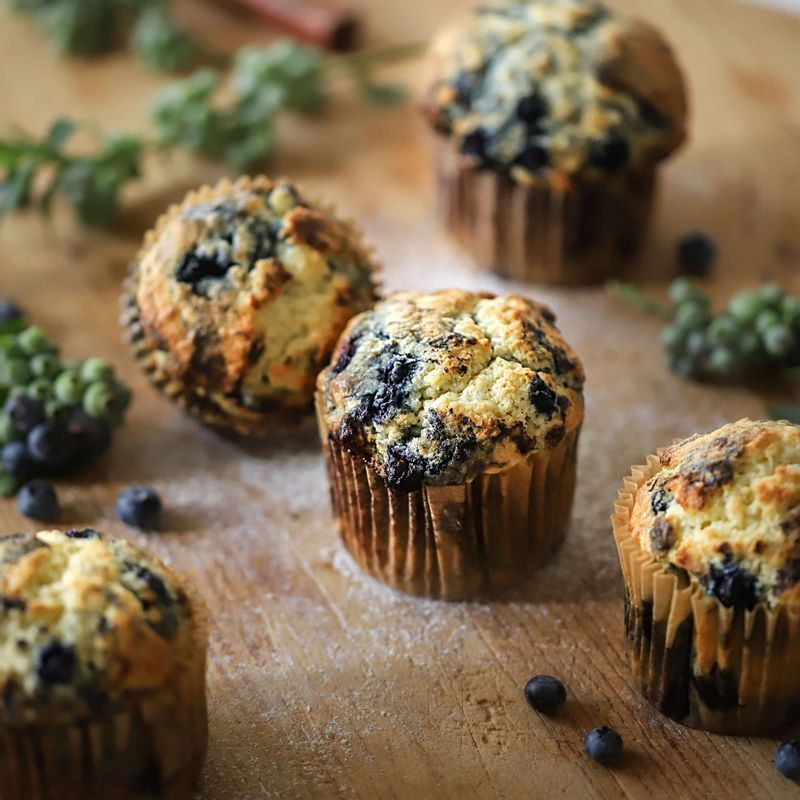 예열한 오븐에서 20~25분간 굽고, 식힘망에 올려 식혀 완성해주세요.
(tip. 이쑤시개나 나무 젓가락으로 반죽을 찔러보았을 때 반죽이 묻어나지 않으면 잘 익은 것이랍니다.)