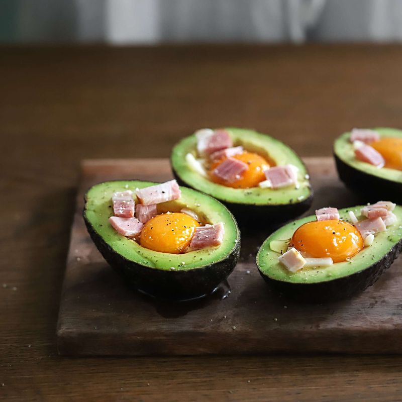 소금, 후추 약간, 피자치즈를 1작은술씩 넣은 후 180도로 달군 오븐에 넣어 약 15-20분 구워주세요.