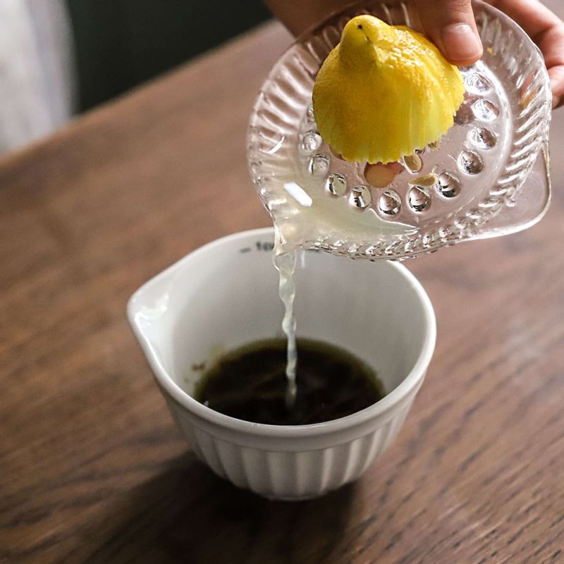 볼에 드레싱 재료를 모두 섞어주세요.