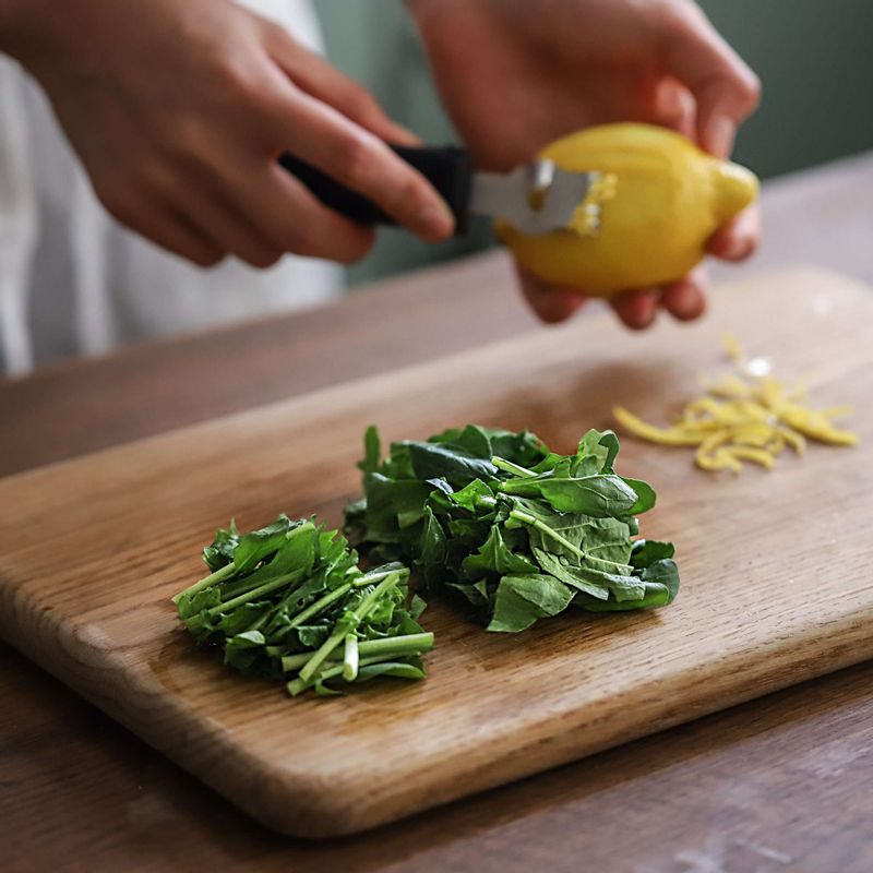 루꼴라는 깨끗이 씻어 4cm길이로 자르고, 레몬은 제스트를 낸 후 즙을 내주세요.