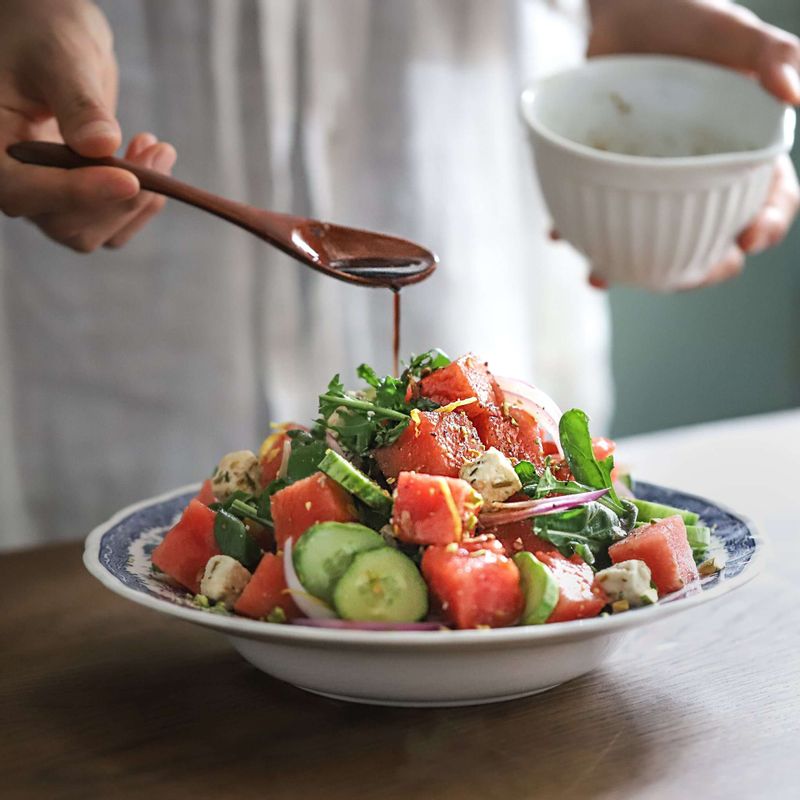 다진 피스타치오를 뿌리고, 드레싱을 곁들여 맛있게 즐겨주세요.