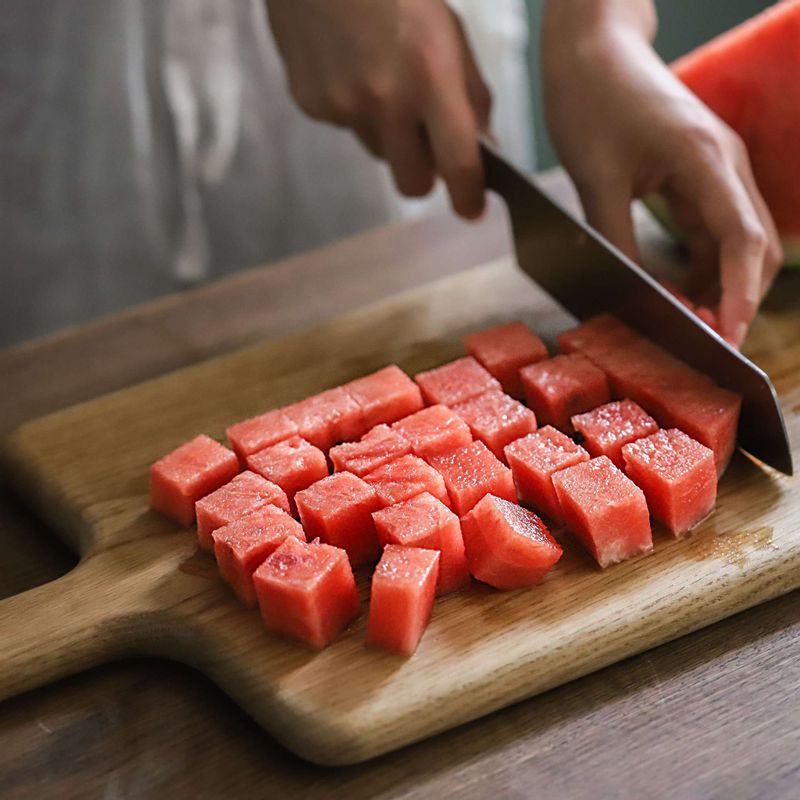수박은 한 입 크기로 자르고, 오이는 0.5cm두께의 링으로 잘라주세요. 적양파는 얇게 채썰어주세요.
