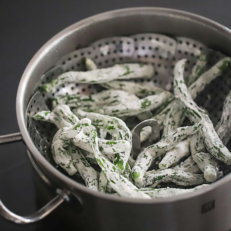 찜기에 김이 오르면 꽈리고추를 넣고 뚜껑을 덮어 5분간 찐 후 트레이에 옮겨 한 김 식혀주세요.
(tip. 한 김 식힌 후 양념에 버무려야 밀가루 옷이 벗겨지지 않아요)