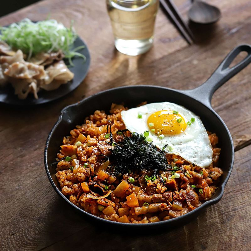 그릇에 깍두기 볶음밥을 담고, 통깨와 실파, 김가루를 뿌려주세요. 달걀프라이를 곁들여 맛있게 즐겨주세요.