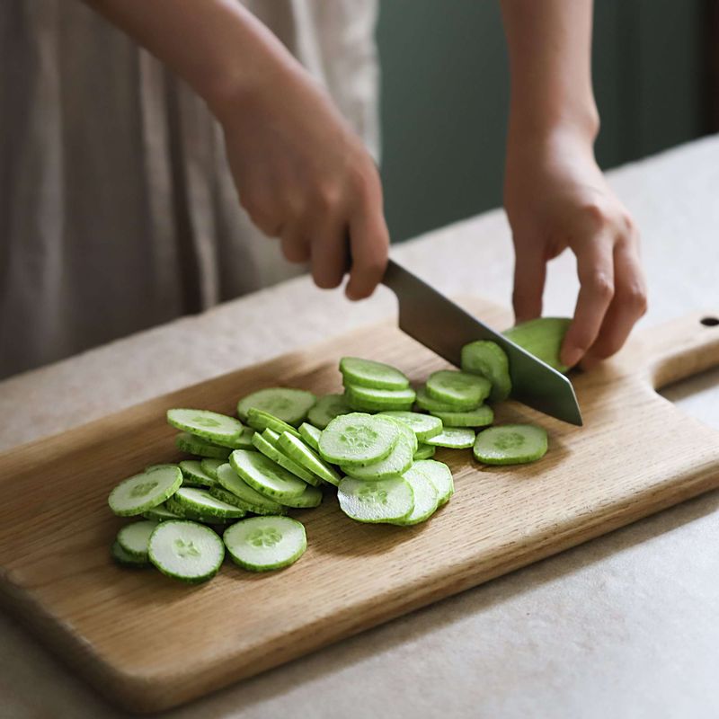 오이는 0.5센치 두께로 썰고, 약간의 소금을 넣어 5~10분정도 절여주세요.
