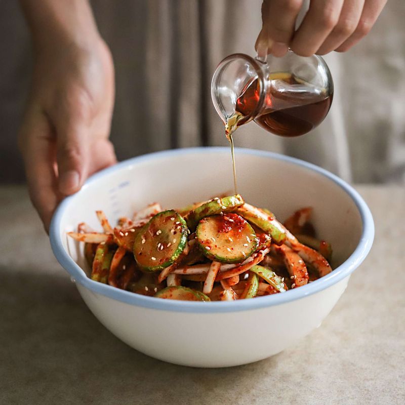 오이와 양파를 넣어 버무려주세요.