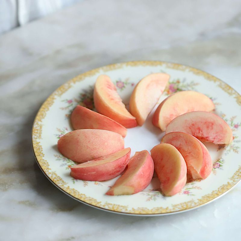 접시에 복숭아를 가지런히 담은 후 복숭아 위에 리코타치즈를 1/2큰술 정도씩 얹어주세요.