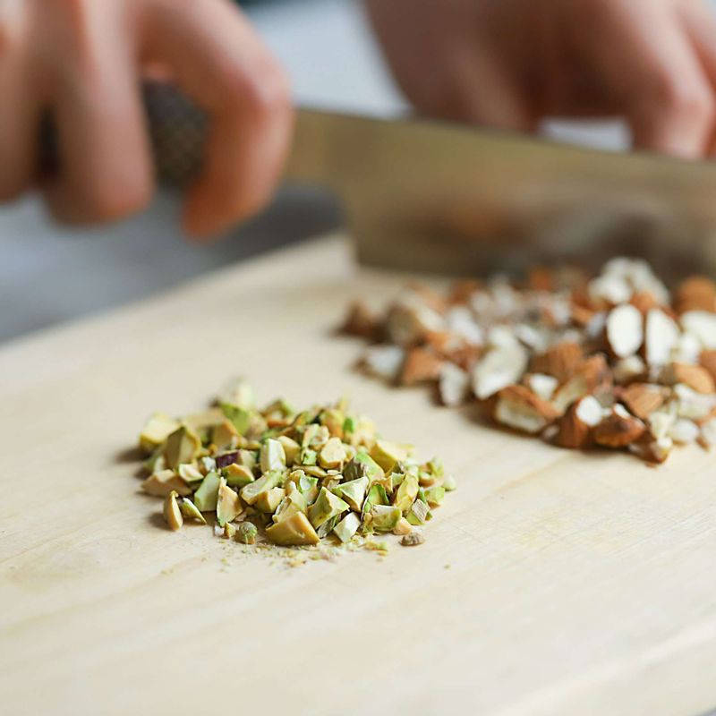 아몬드와 피스타치오는 굵게 다져주세요.