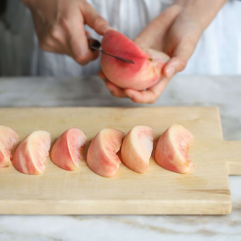 복숭아는 깨끗이 씻어 껍질을 벗긴 후 웨지 모양의 한입크기로 잘라주세요.