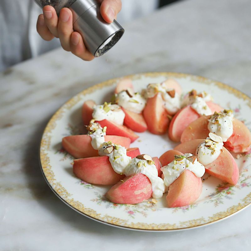 복숭아와 치즈 위에 다진 아몬드, 피스타치오, 메이플 시럽, 후춧가루를 뿌리고 타임을 얹어 맛있게 즐겨주세요.