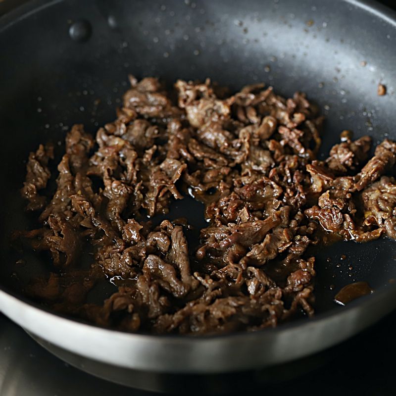 팬에 양념한 불고기를 넣고 볶아주세요.