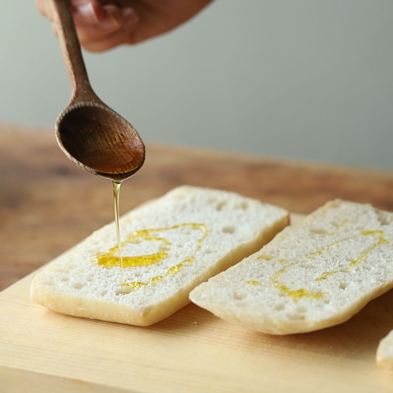 치아바타를 반으로 가르고 단면에 올리브오일을 약간 뿌려 주세요.