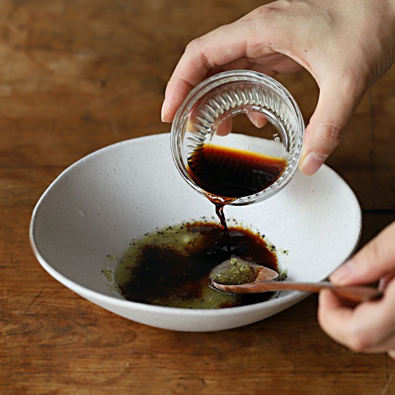 소고기는 키친타월에 올려 핏물을 제거해 주세요. 볼에 불고기 양념 재료를 넣고 섞은 후 소고기를 넣고 버무려주세요.