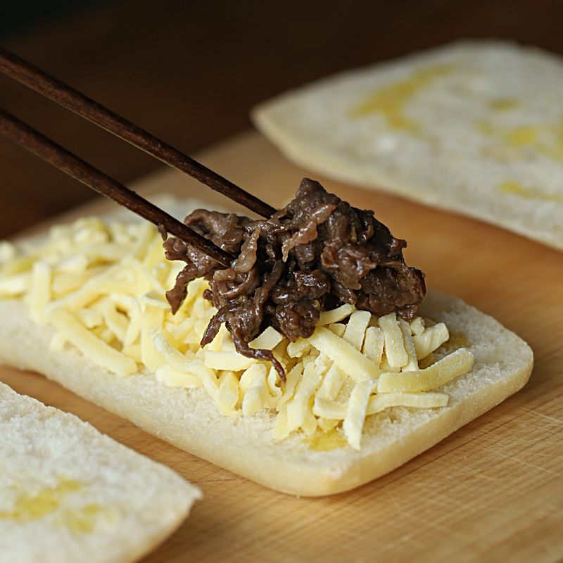 빵 한 면에 치즈 - 불고기 - 구운 가지 - 치즈 순으로 올리고 빵으로 덮어 주세요.
(슬라이스 치즈나 통 모차렐라 등을 사용해도 좋아요)