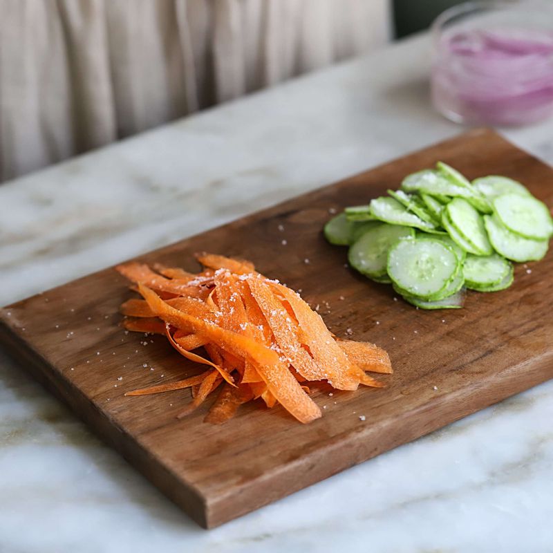 오이는 둥근 모양대로 얇게 슬라이스 하고, 당근도 얇게 슬라이스 한 후 오이와 당근은 소금을 뿌려 5분 정도 절여 물기를 짜 주세요. 적양파는 가늘게 채썰어 찬물에 담가 매운맛을 제거해주세요.