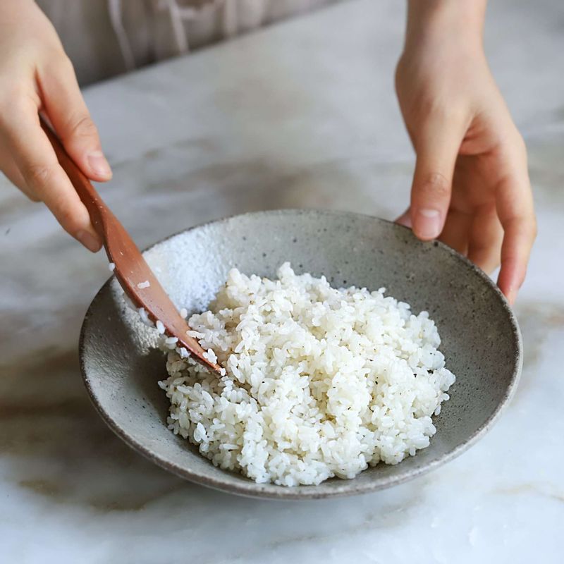 양념한 밥 위에 손질한 재료와 연어, 어린잎 채소를 보기 좋게 올려주세요. 통깨와 검은깨, 송송 썬 쪽파를 마지막에 뿌려주세요.