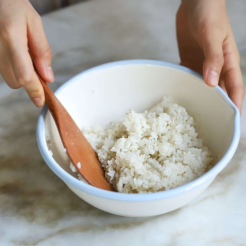 그릇에 밥과 밥 양념재료를 넣어 섞어주세요.