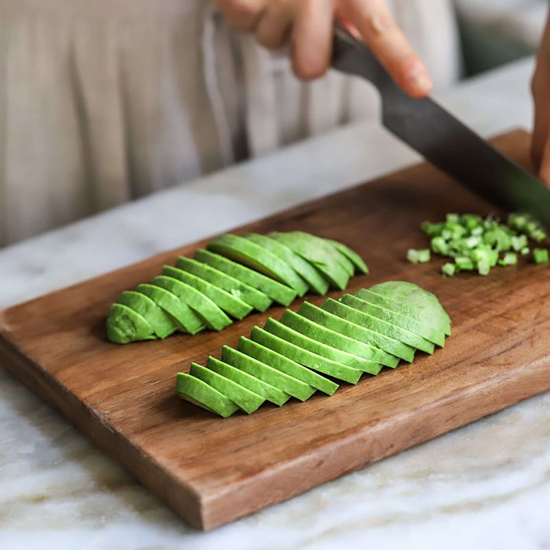 아보카도는 반으로 갈라서 씨를 제거한 후 껍질을 벗겨 1cm 길이로 길게 자르고, 쪽파는 송송 썰어주세요.
