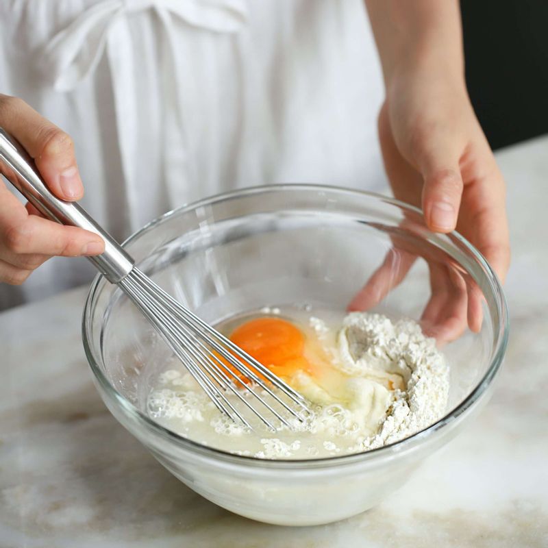 볼에 반죽 양념을 넣고 잘 섞어주세요. 초간장 재료는 모두 섞어주세요.