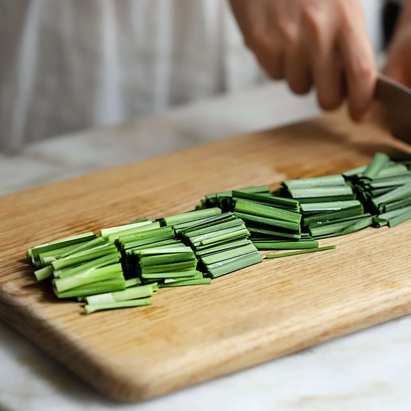 깨끗이 씻은 부추는 4cm 길이로 썰고, 당근은 얇게 채를 썰어주세요. 청양고추와 홍고추는 얇게 송송 썰어주세요.