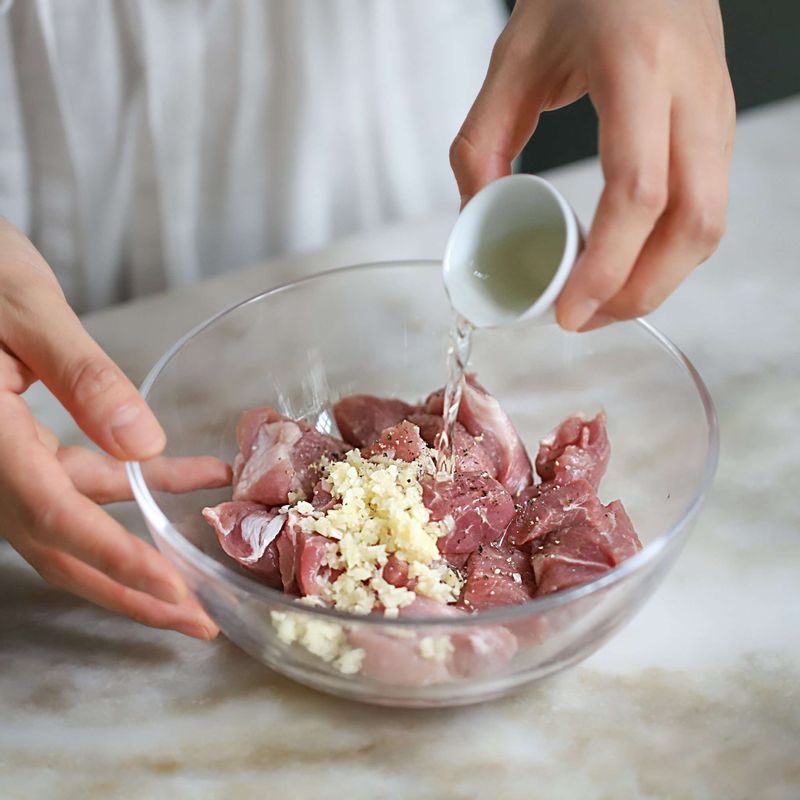 돼지고기를 한 입 크기로 썰고, 밑간 재료에 버무려주세요.