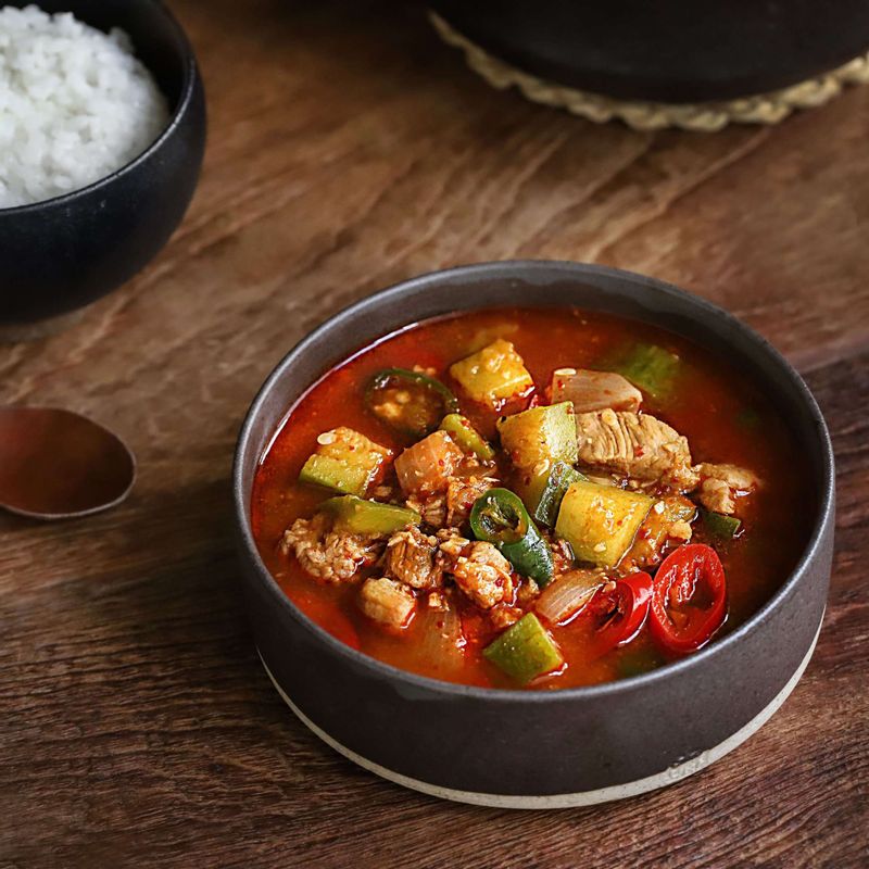 마지막에 대파와 청양고추, 홍고추를 넣어주세요.
(tip. 부족한 간은 새우젓이나 국간장으로 맞춰주세요.)