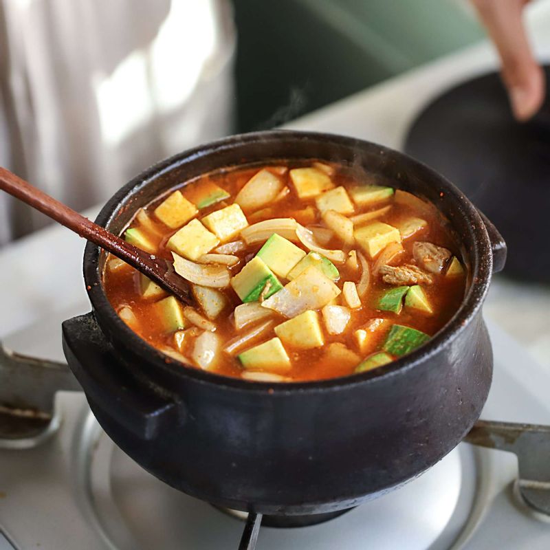 손질한 애호박과 양파를 넣고 한소끔 더 끓여주세요.