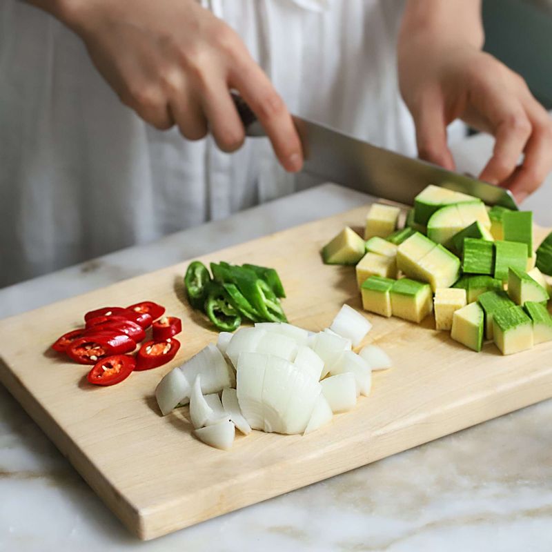 애호박과 양파는 한 입 크기로 썰고, 대파와 청양고추, 홍고추는 어슷 썰어주세요.