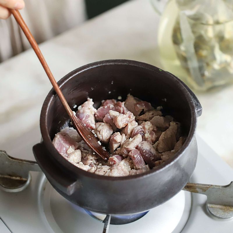 냄비에 약간의 기름을 두르고 밑간 한 돼지고기를 넣어 2분 정도 볶아 표면이 살짝 익으면 분량의 물과 양념재료를 넣어 10분 정도 끓여주세요.
(tip. 깔끔한 국물 맛을 위해 중간중간 거품은 걷어내주는 게 좋아요.)