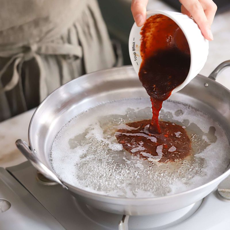 냄비에 국물재료를 넣고 센 불에 올려 끓어오르면 떡볶이 떡을 넣고 3분 정도 끓여줍니다.