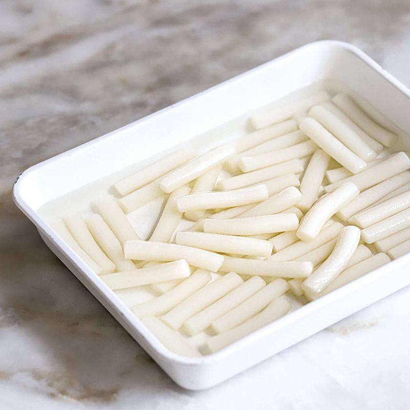 떡볶이 떡은 찬물에 10분정도 담가두고, 어묵은 삼각형의 먹기 좋은 크기로, 대파는 어슷하게 썰어주세요. 양배추는 한입크기로 썰고, 깻잎은 돌돌 말아서 채 썰어 주세요.