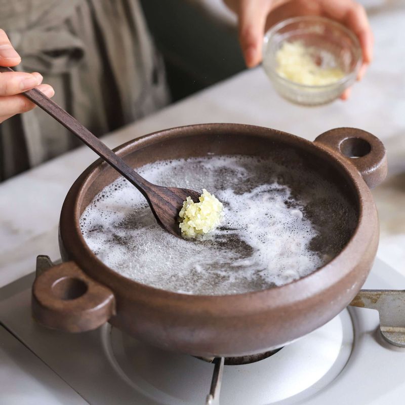 냄비에 다시마 멸치 육수와 양념 재료를 넣어 3분 정도 끓여주세요.