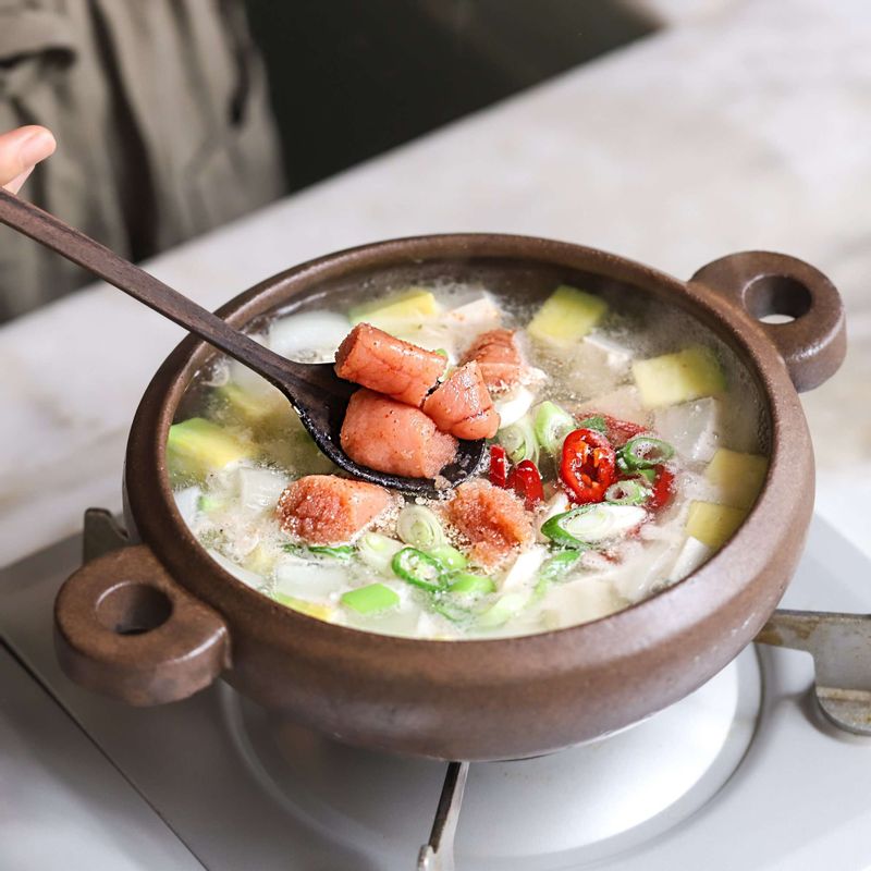 마지막에 대파와 청홍고추, 명란, 두부를 넣어 끓여주세요.