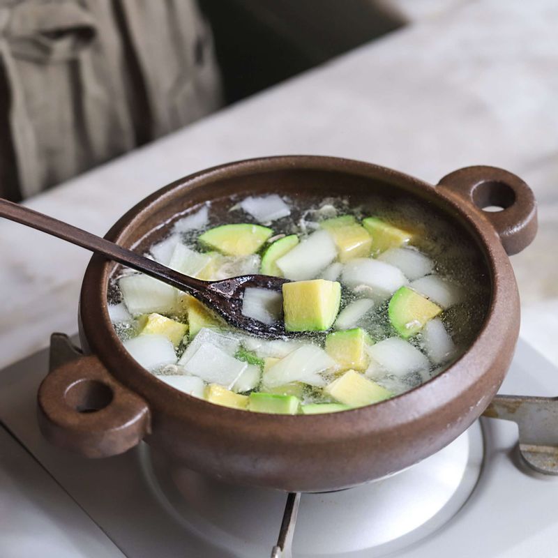 끓어오르면 양파, 애호박을 넣고 한소끔 끓여주세요.