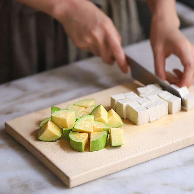 두부와 애호박, 양파는 한입 크기로 자르고, 대파와 청양고추, 홍고추는 어슷 썰어주세요.
