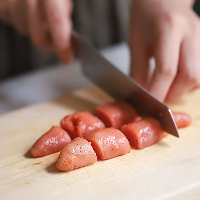 명란젓은 소금물에 살살 씻은 후, 2cm 길이로 먹기 좋게 잘라주세요.