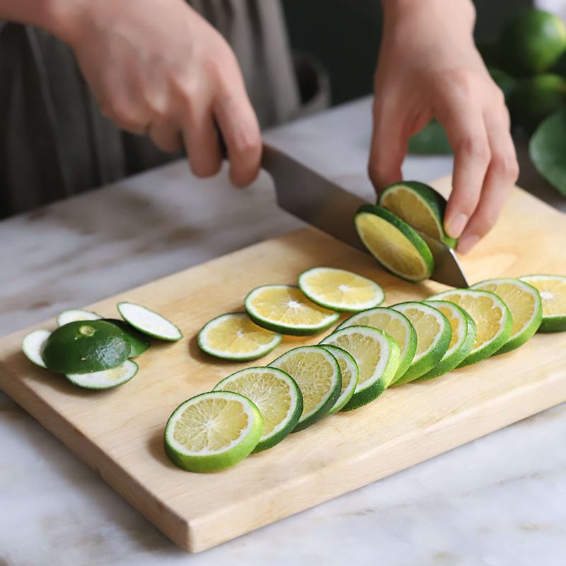 청귤은 1cm 두께로 도톰하게 슬라이스해주세요.
(tip. 윗부분과 아랫부분은 쓴맛이 날 수 있으므로 사용하지 않는 게 좋고, 슬라이 서로 밀면 두께가 일정해서 좋아요.)