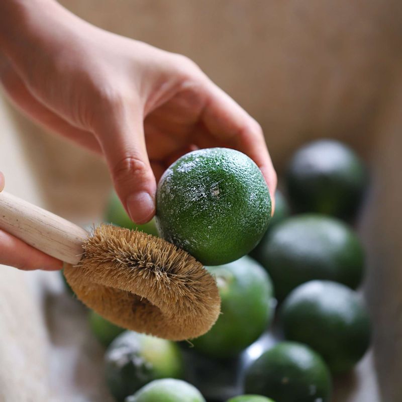 청귤은 베이킹소다에 비벼 씻고, 굵은소금으로 표면을 문질러 준 후 흐르는 물에 깨끗이 씻은 후 물기를 제거해주세요.
(물기가 제대로 마르지 않으면 나중에 곰팡이가 생길 수 있어요.)
